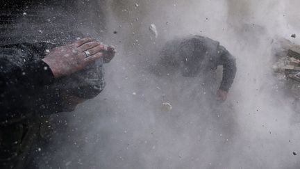 La position des rebelles est atteinte par des tirs ennemis. (Photo primée au Word Press Photo) (Reuters/Goran Tomasevic)