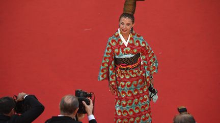 L'actrice espagnole a opté pour une tenue plutôt original pour une montée des marches. Elle est arrivée en tenue de geisha, pour "rendre hommage à Pedro Almodovar". 
 (Anne-Christine Poujoulat / AFP)