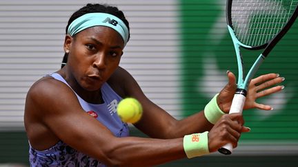 Coco Gauff contre Sloane Stephens en quarts de finale de Roland-Garros, le 31 mai 2022. (MUSTAFA YALCIN / ANADOLU AGENCY / AFP)