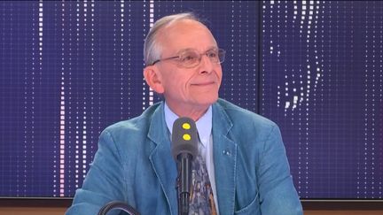 Le généticien Axel Kahn, nouveau président de la Ligue contre le cancer, invité de franceinfo le mardi 2 juillet. (FRANCEINFO / RADIO FRANCE)