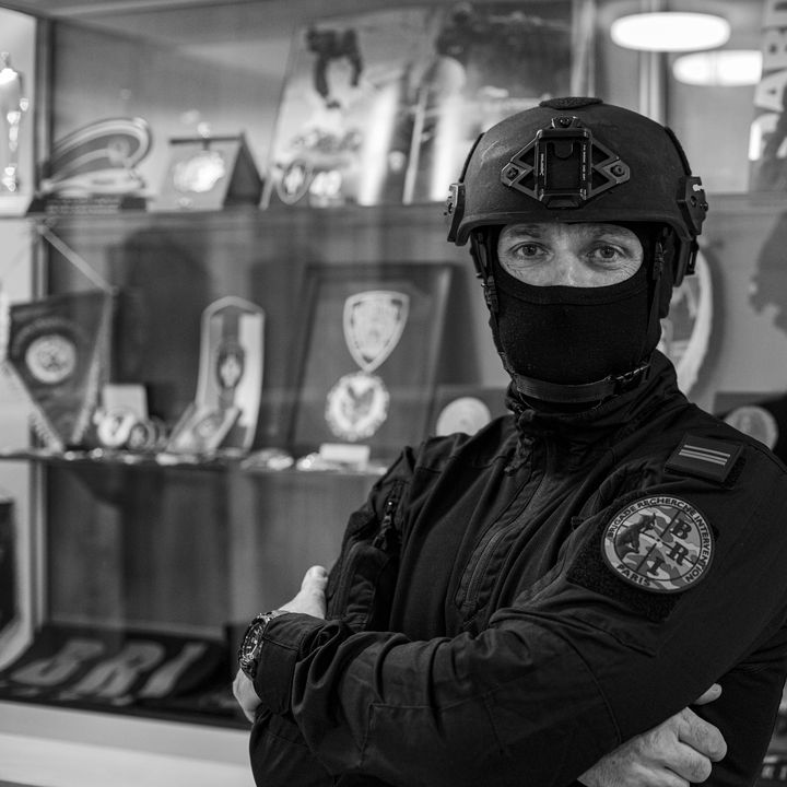 "Bobby", policier de la&nbsp;brigade de recherche et d'intervention (BRI) qui faisait partie de l'une des deux colonnes qui ont donné l'assaut au Bataclan, le 13 novembre 2015. Il est ici photographié par David Fritz-Goeppinger, qui était l'un des otages sauvés ce soir-là. (DAVID FRITZ-GOEPPINGER POUR FRANCEINFO)