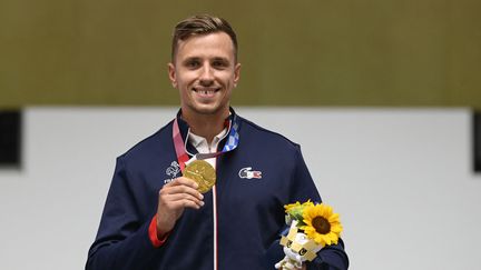 Le Français Jean Quiquampoix a décroché la médaille d'or au tir rapide à 25 mètres aux Jeux olympiques de Tokyo, lundi 2 août 2021. (CROSNIER JULIEN / KMSP / AFP)