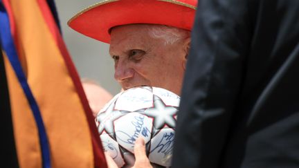 Le pape Beno&icirc;t XVI tient un ballon de foot d&eacute;dicac&eacute;, le 13 juin 2007 au Vatican.&nbsp; (FRANCO ORIGLIA / GETTY IMAGES)