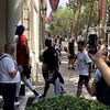 Le joueur américain Kevin Durant rentre dans son hôtel à Paris devant les fans qui attendent et le prennent en photo, le 2 août 2024. (FRANCEINFO / BENOIT JOURDAIN)