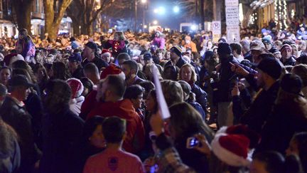 Une chorale de No&euml;l improvis&eacute;e le 21 d&eacute;cembre 2013 &agrave; West Reading, en Pennsylvanie&nbsp;(Etats-Unis) pour une fillette de 8 ans atteinte d'une leuc&eacute;mie.&nbsp; (BEN HASTY / AP / SIPA )