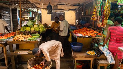 Un économiste précise à l’AFP qu’avant la pandémie, "les Nigérians dépensaient déjà 60% de leur revenu pour se nourrir" mais avec l'inflation, "on se situe aujourd'hui autour de 70 ou 80%. (…) Et ils ne peuvent plus investir dans leur commerce ou l'éducation, pourtant des leviers pour sortir de la pauvreté." Avec l'Inde, le pays compte le plus grand nombre de pauvres au monde.&nbsp; &nbsp; (BENSON IBEABUCHI / AFP)