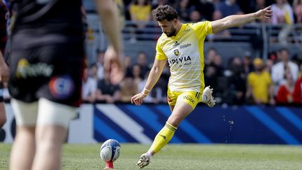 Antoine Hastoy tire une pénalité, en quart de finale de Champions Cup face aux Saracens, au stade Marcel-Deflandre à La Rochelle, dimanche 9 avril. (ROMAIN PERROCHEAU / AFP)