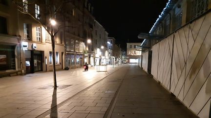 Les rues de Nancy, sous le coup d'un couvre-feu, vidées de ses habitants à 18 heures, le 2 janvier 2021 (photo d'illustration). (LÉO LIMON / RADIOFRANCE)