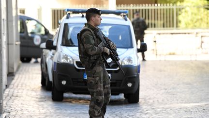 Un militaire français surveille le lieu où un véhicule a renversé six militaires de l'opération Sentinelle, mercredi 9 août à Levallois-Perret (Hauts-de-Seine).&nbsp; (STEPHANE DE SAKUTIN / AFP)