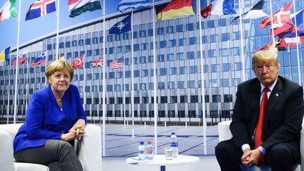 Angela Merkel et Donald Trump, en marge du sommet de l'OTAN, en 2018. (BRENDAN SMIALOWSKI / AFP)