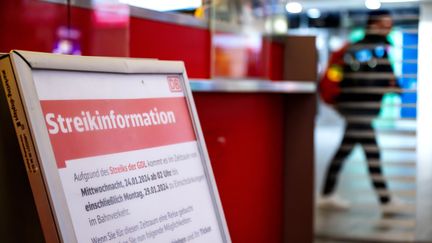 Panneau d'information sur la grève des conducteurs de train, à Brême (Allemagne) le 26 janvier 2024 (SINA SCHULDT / DPA)