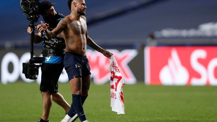 Neymar avec le maillot de Marcel Halstenberg, défenseur de Leipzig, dans la main. (MANU FERNANDEZ / POOL)