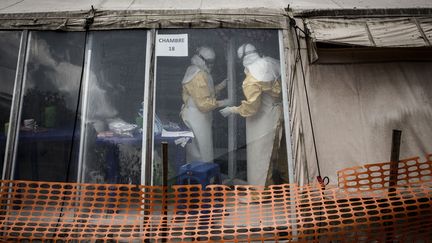 Des soignants dans la "zone rouge" du centre de traitement du virus Ebola à Butembo en RDC. Centre qui a été attaqué le 9 mars 2019 au petit matin. (JOHN WESSELS / AFP)