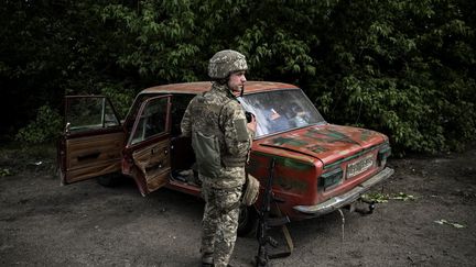 Un militaire ukrainien à un poste de contrôle près de la ville de Lysychansk, dans la région du Donbass, dans l'est de l'Ukraine, le 23 mai 2022. (ARIS MESSINIS / AFP)