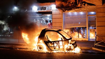 Une voiture a été brûlée rue Beaubourg près de l'Hôtel de Ville, à Paris le 8 décembre 2018.&nbsp; (THOMAS SAMSON / AFP)