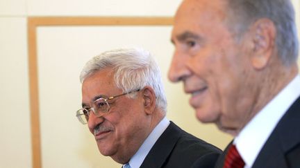 La pr&eacute;sident palestinien, Mahmoud Abbas, et le pr&eacute;sident isra&eacute;lien, Shimon Peres, le 22 juillet 2008, &agrave; J&eacute;rusalem. (GALI TIBBON / AFP)