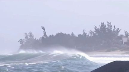 La Réunion : avant l'arrivée du cyclone Batsirai, les habitants s'approvisionnent en eau et denrées alimentaires (FRANCE 3)