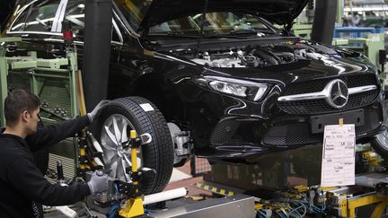 Une usine d'assemblage de voitures Mercedes à Rastatt (Allemagne), le 4 février 2019. (THOMAS KIENZLE / AFP)