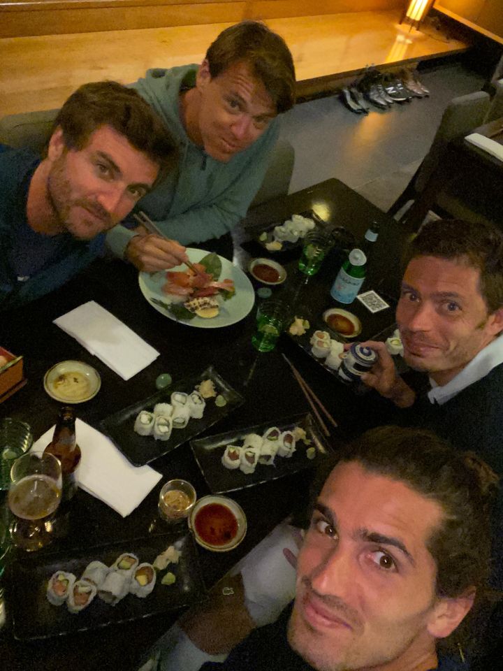 Dîner d'après-quarantaine à Melbourne pour Gilles Simon, Benjamin Balleret, Nicolas Mahut et Pierre-Hugues Herbert (de gauche à droite et de haut en bas) (PIERRE-HUGUES HERBERT)