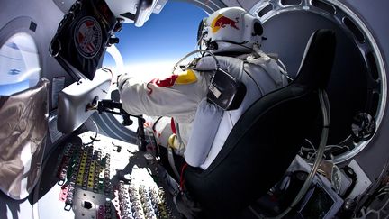 L'Autrichien Felix Baumgartner r&eacute;alise un vol test avant d'effectuer un saut de 21 800 m de haut, le 15 mars 2012 &agrave; Roswell, au Nouveau-Mexique&nbsp;(Etats-Unis).&nbsp; (GETTY IMAGES NORTH AMERICA)