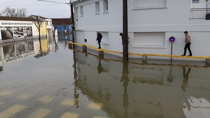 Le centre-ville inondé de Saintes (Charente-Maritime), le 4 février 2021. (JULIEN FLEURY / RADIO FRANCE)