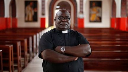 Le prêtre jésuite Fidelis Mukonori dans l'église de la mission Chishawasha (27 km à l'est de Harare), le 26 novembre 2017. (REUTERS/Siphiwe Sibeko)