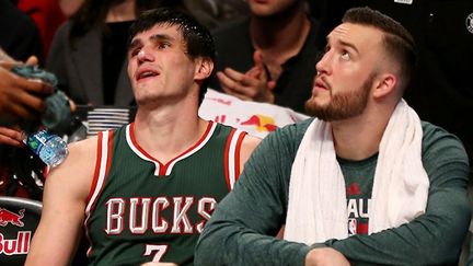 Ersan Ilyasova et Miles Plumlee sur le banc des Bucks