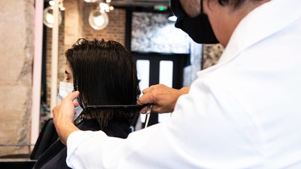 Un salon de coiffure à Paris, le 11 mai 2020. Photo d'illustration. (ALEXIS SCIARD  / MAXPPP)