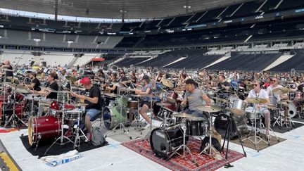 216 batteurs sont installés pour le show du Rockin' 1000 au Stade de France, le 14 mai 2022. (VALENTIN HOUINATO / FRANCEINFO)