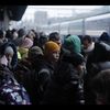 Un enfant attend un hypothétique train sur le quai bondé de la gare centrale de Kiev, le 2 mars 2022. (FLORIAN LE MOAL / FRANCE TELEVISIONS)