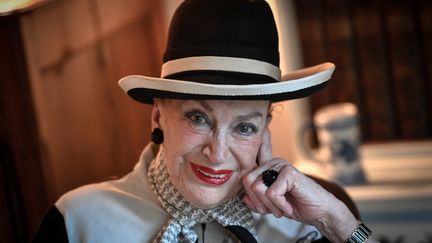 L'ancienne fondatrice française et présidente du comité Miss France, Geneviève de Fontenay, pose lors d'une séance photo dans son appartement de Saint-Cloud (Hauts-de-Seine), le 27 octobre 2020. (STEPHANE DE SAKUTIN / AFP)