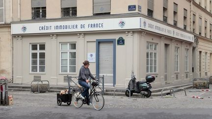 Une agence du Cr&eacute;dit immobilier de France (CIF) &agrave; Paris. Cribl&eacute;e de dettes, la banque est vou&eacute;e &agrave; dispara&icirc;tre, a indiqu&eacute;&nbsp;Bercy le 1er septembre 2012. (JACQUES DEMARTHON / AFP)