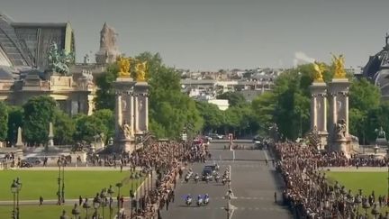 En hommage aux deux soldats morts pour la France, des centaines de citoyens français se sont regroupés aux Invalides pour suivre la cérémonie en direct. (FRANCE 2)