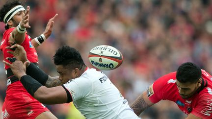 Isofe Tekori (Stade Toulousain) et Maxime Mermoz (Toulon) se disputent le ballon (BERTRAND LANGLOIS / AFP)