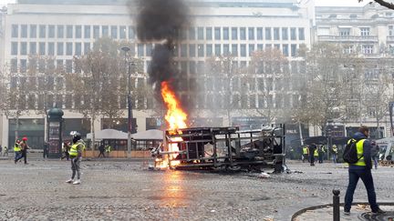 Une remorque incendiée a explosé sur les Champs-Elysées sans faire de blessé, samedi 24 novembre, lors de la manifestation des "gilets jaunes" à Paris. (BENJAMIN ILLY / FRANCE INFO)