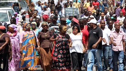 Manifestation de mahorais le 10 octobre dernier dans les rues de&nbsp;Mamoudzou, chef-lieu du d&eacute;partement. (RICHARD BOUHET/AFP)