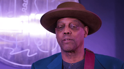 Le guitariste de blues et chanteur Eric Bibb a quitté les États-Unis pour la France il y a 50 ans. Mais il continue de conter l'histoire de son pays natal, et le racisme qui le traverse. (franceinfo)