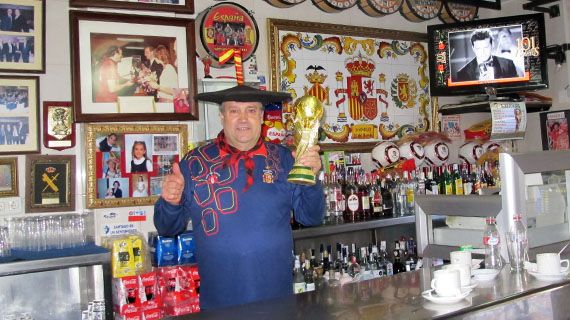 Manolo El Bombo, qui tient un bar enti&egrave;rement d&eacute;di&eacute; au football espagnol au pied du stade de Valence, le 23 janvier 2013. (SALOME LEGRAND / FRANCETV INFO)