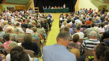 Le centre socioculturel de Forges-les-Bains (Essonne) est bondé, le 7 septembre 2016, pour une réunion d'informations sur le futur centre d'accueil de demandeurs d'asile. (MAXPPP)