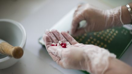 Préparation des médicaments dans la pharmacie d'un hôpital.&nbsp; (FRED DUFOUR / AFP)