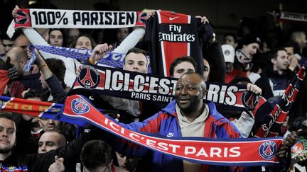 Des supporters du PSG c&eacute;l&egrave;brent la qualification en Ligue des champions contre Chelsea, au stade de Stamford Bridge, &agrave; Londres (Royaume-Uni), le 11 mars 2015. (FRANCESCA CECIARINI / SIPA)