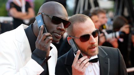 Le duo d'humoristes Omar Sy et Fr&eacute;d&eacute;ric Testot sur les marches du 60e Festival de Cannes, en 2007. (REUTERS)