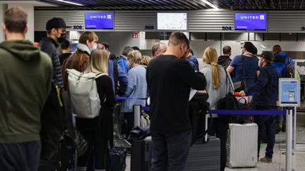 Des voyageurs attendent leur vol pour les Etats-Unis à l'aéroport de Francfort ce 8 novembre 2021, alors que prend fin le "travel ban" qui a restreint les voyages entre l'Europe et les Etats-Unis pendant 20 mois. (YANN SCHREIBER / AFP)