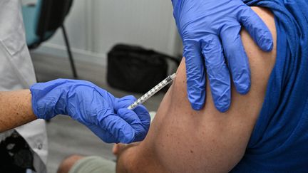 Une infirmière vaccine un patient contre la variole du singe dans un Centre gratuit d'information, de dépistage et de diagnostic&nbsp;à Montpellier (Hérault) le 23 août 2022. (PASCAL GUYOT / AFP)