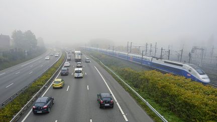 UN TGV circule le long d'une autoroute dans le Bas-Rhin, le 4 décembre 2024. (JEAN ISENMANN / ONLY FRANCE / AFP)