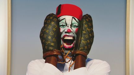 Le photographe Mous Lamrabat met en scène un clown avec des gants Louis Vuitton et un tarbouche. (Mous Lamrabat, Louis the clown, 2021)