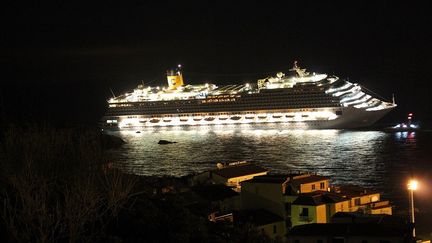 Le Costa Concordia pr&egrave;s de l'&icirc;le du Giglio, dans la nuit du 14 janvier 2012.&nbsp; (LUCA MILANO / AFP)