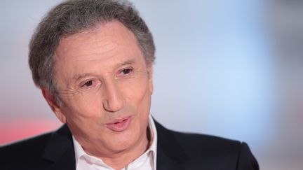 Michel Drucker, sur le plateau de "Vivement dimanche", à Paris, le 1er avril 2015.&nbsp; (MAXPPP)