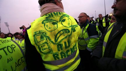 Un manifestant "gilet jaune", le 17 novembre 2018 à Montbéliard. (LIONEL VADAM  / MAXPPP)