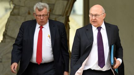 Christian Eckert et Michel Sapin, le 5 avril 2017 à l'Elysée.&nbsp; (BERTRAND GUAY / AFP)